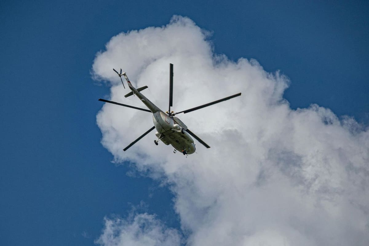 Hallan restos de un helicóptero turístico desaparecido en el cráter del Monte Aso en Japón tras perder contacto durante un vuelo; a bordo viajaban dos turistas de Taiwán y un piloto experimentado