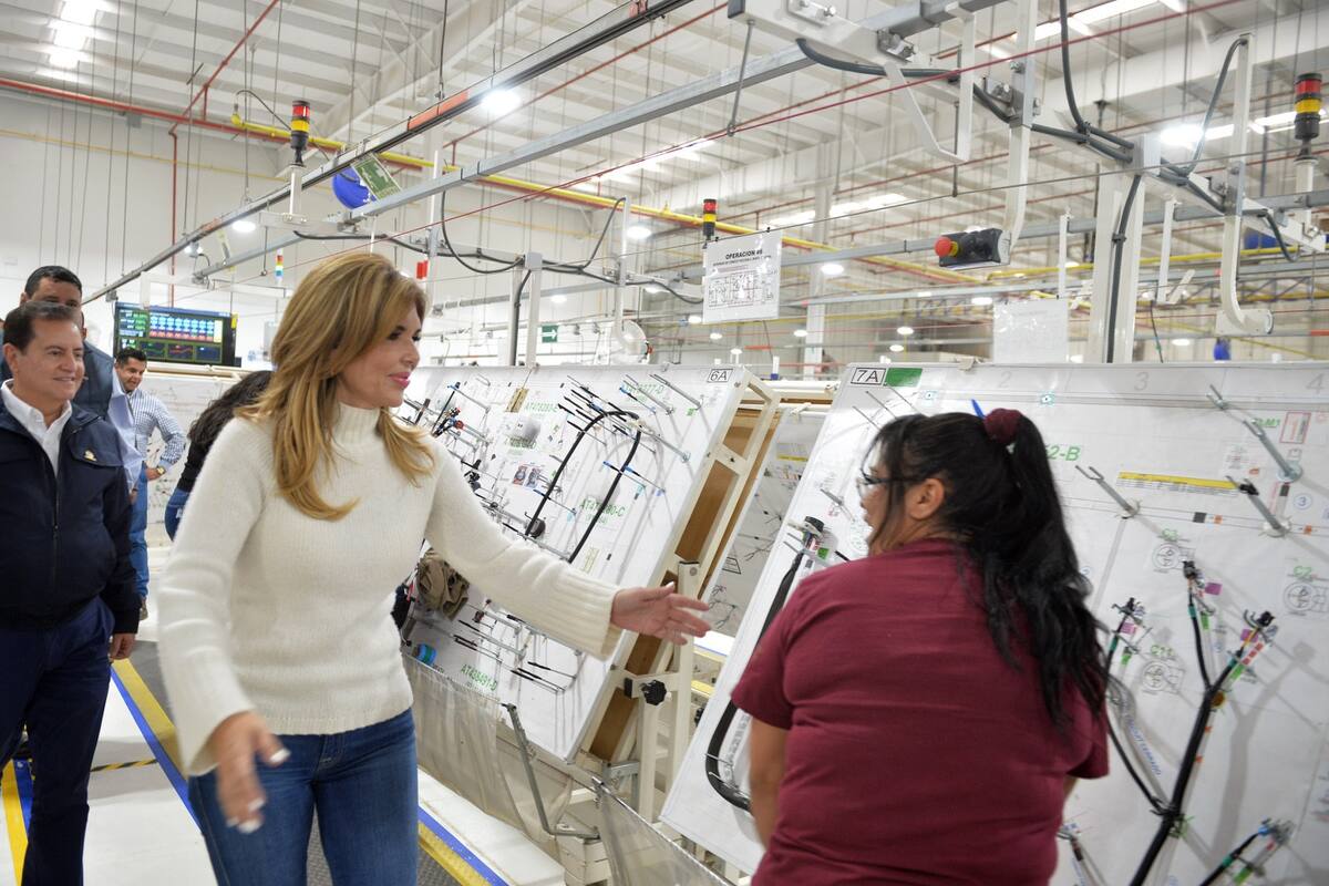 Gobernadora beneficia con escrituras, apoyos y empleo a familias