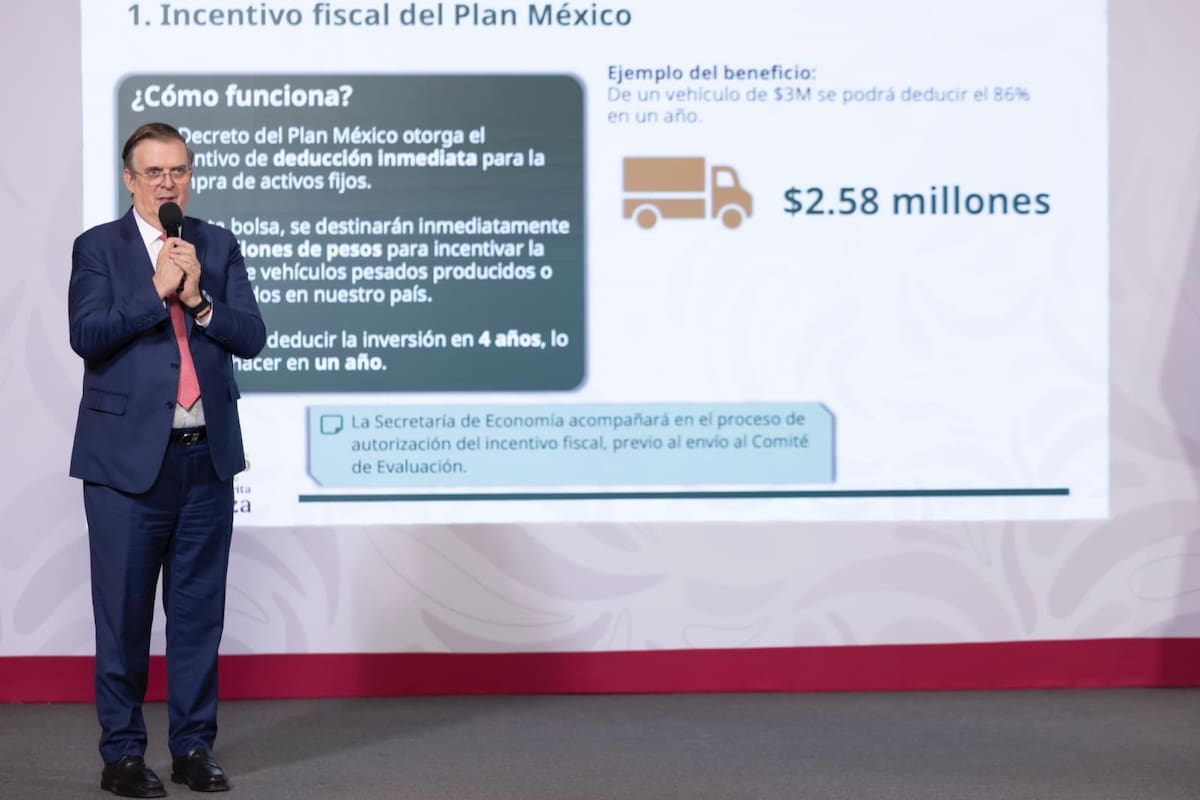 Claudia Sheinbaum y Marcelo Ebrard anuncian renovación del transporte pesado con incentivos fiscales, fondo de 250 millones para créditos y control a importación de unidades usadas para modernizar carreteras en México. | Crédito: Presidencia