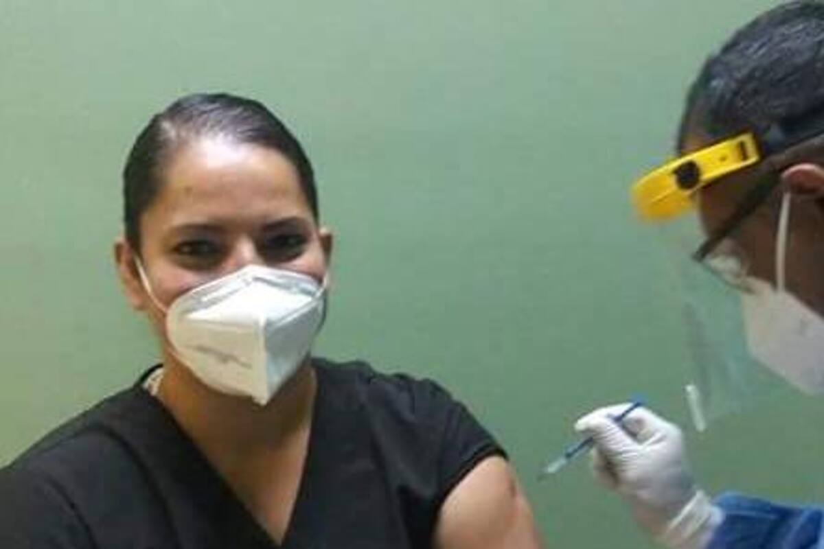 Recibe vacuna enfermera que dormía en vehículo para no contagiar a su familia