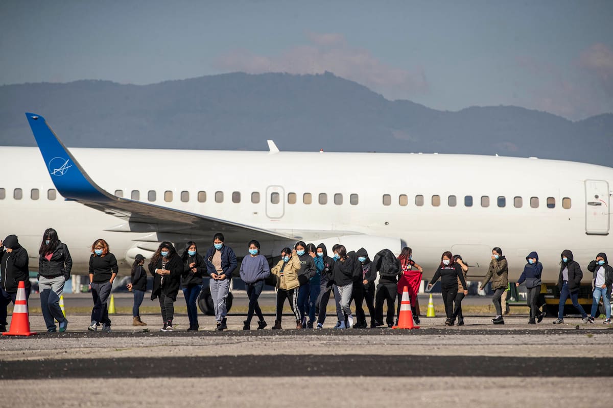 El anuncio ocurre luego de que Duffy advirtiera que la FAA podría verse obligada a cerrar el espacio aéreo en algunas áreas de continuar el cierre. EFE/Esteban Biba