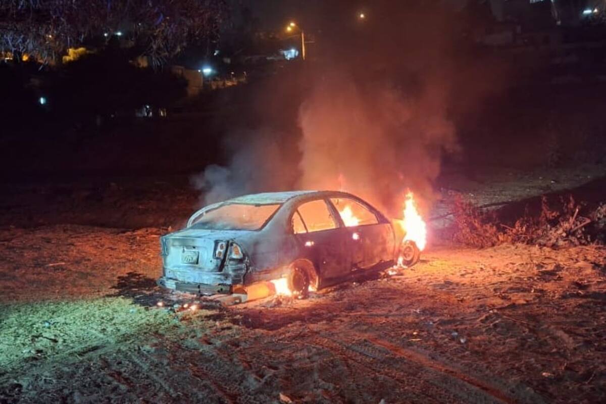 Arden tres autos de madrugada en Ensenada