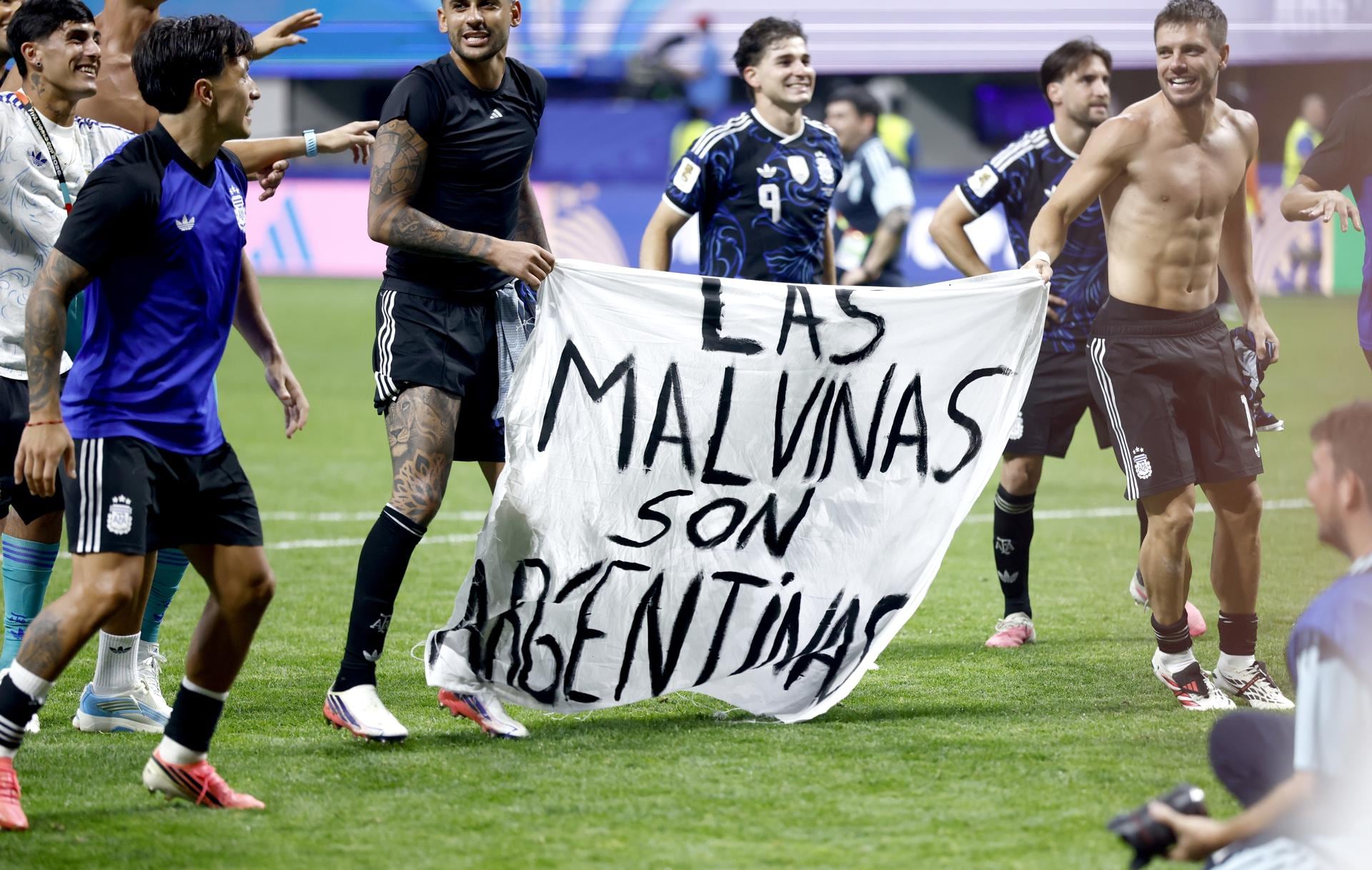 ATLANTA (Estados Unidos), 16/07/2026.- Jugadores de la selección de Argentina sostienen una pancarta con la frase “Las Islas Malvinas son argentinas” mientras celebran su victoria en el partido de semifinales del Mundial de la FIFA 2026 entre Inglaterra y Argentina, disputado en Atlanta, Estados Unidos, el 15 de julio de 2026. | Crédito: EFE/EPA/WILL OLIVER