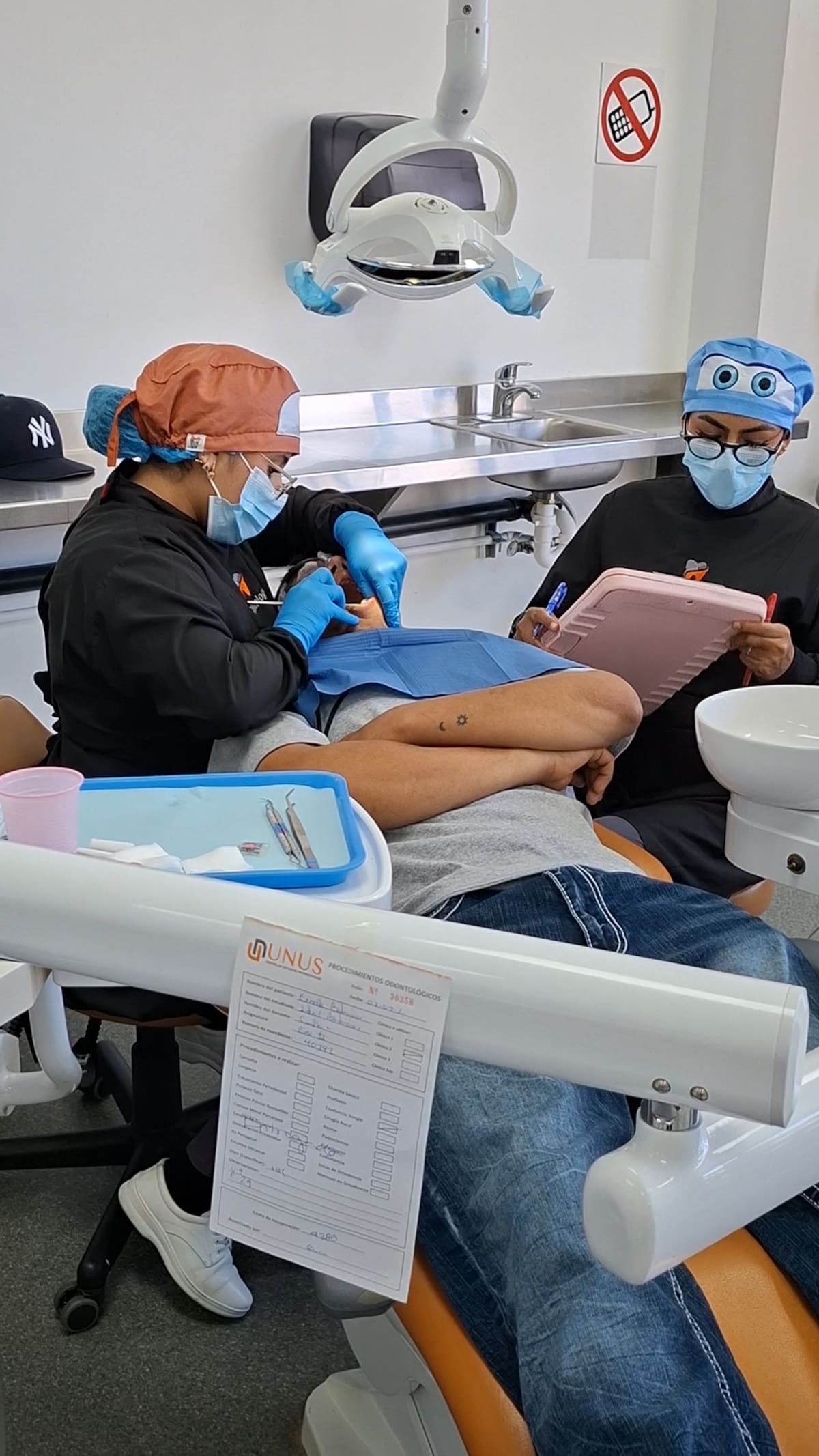 Solo tres de cada 10 dentistas cuentan con certificación profesional en Baja California; autoridades afirman que esta acreditación ayuda a combatir el ejercicio irregular de la profesión.
Foto: Khennia Reyes.