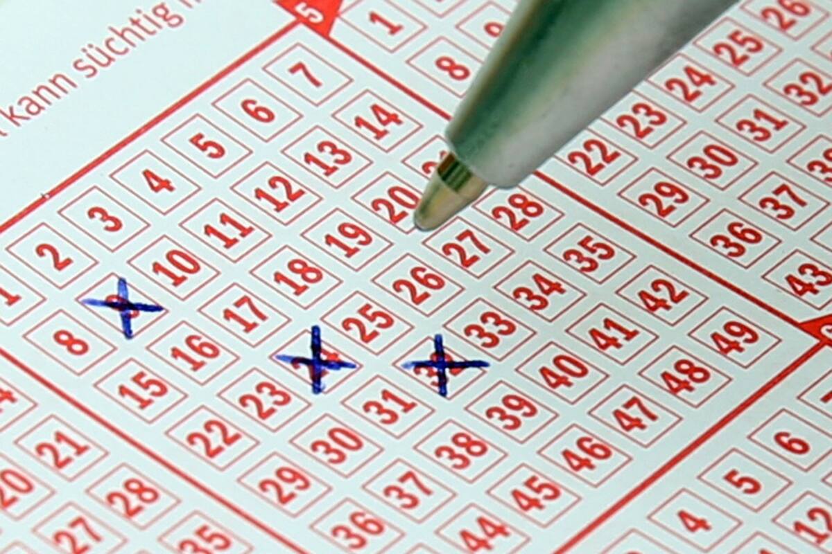 Gana lotería al olvidar sus lentes y no jugar a los números de siempre