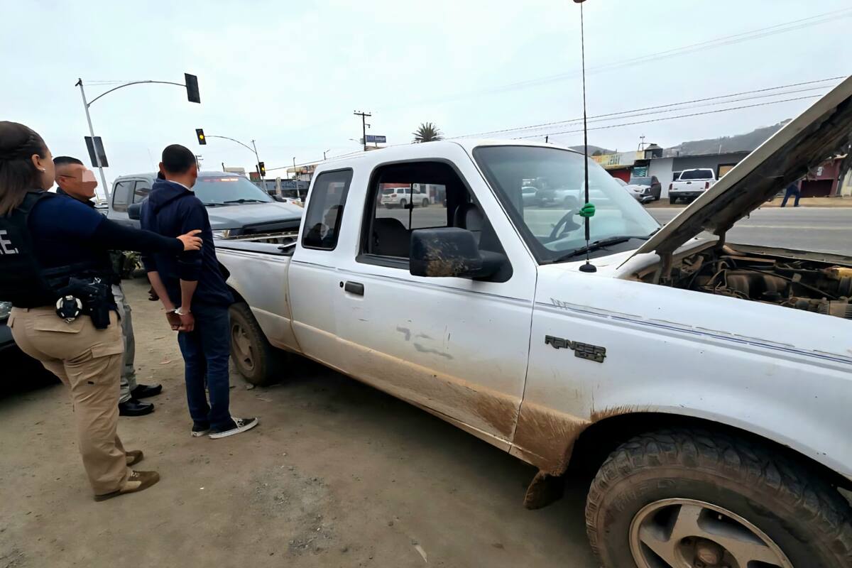 Detienen a dos con vehículo robado en la zona sur de Ensenada