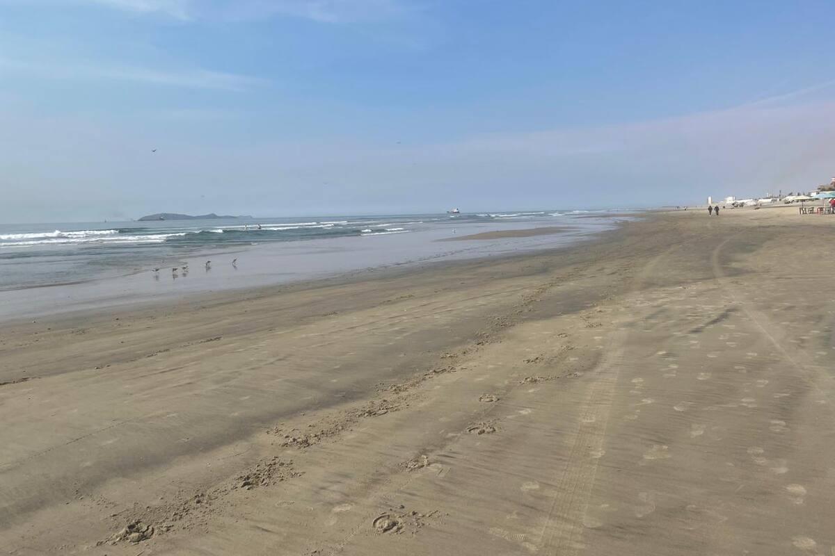 Se aleja mar en playa de Rosarito