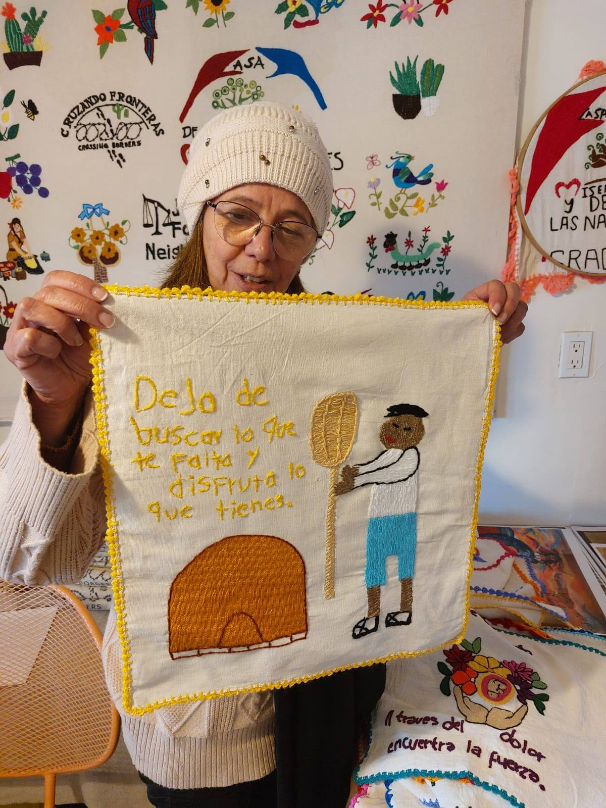 Plasman mujeres un trozo de su historia en bordados sobre servilletas.