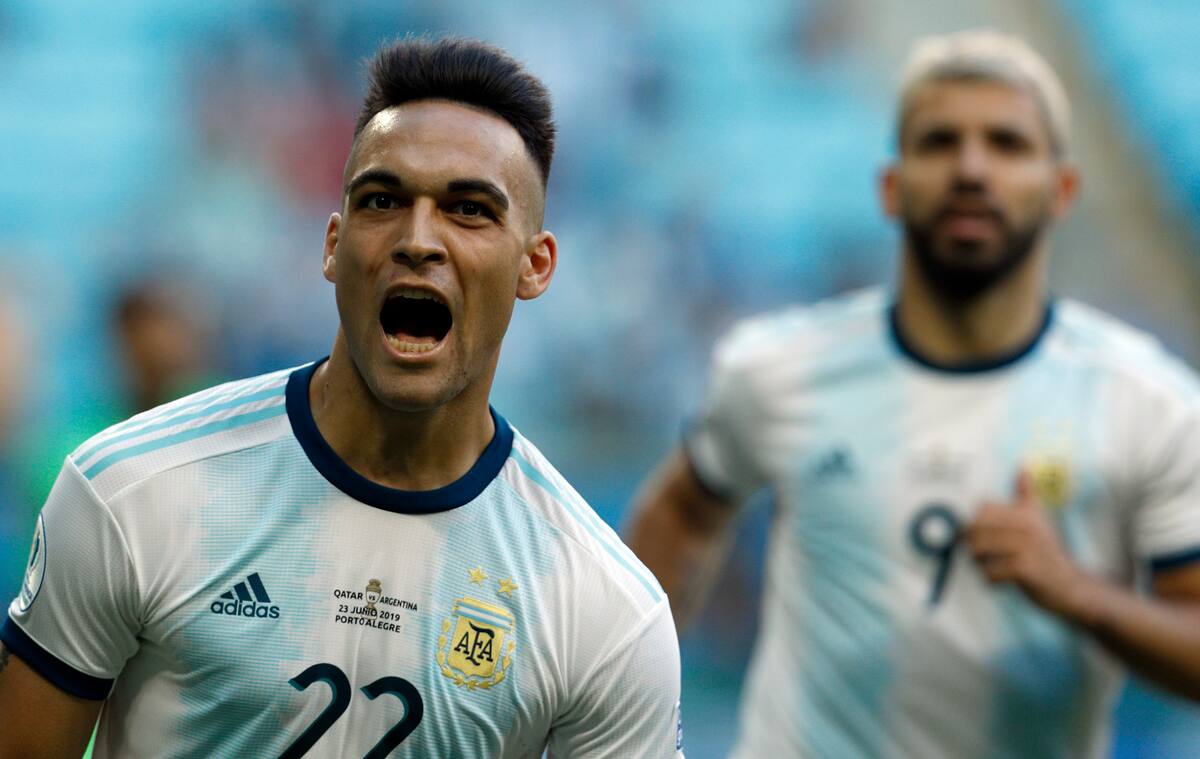 El delantero Lautaro Martínez festeja tras anotar el primer gol de Argentina en el partido ante Qatar por el Grupo B de la Copa América en Porto Alegre, Brasil, el domingo 23 de junio de 2019. (AP Foto/Víctor R. Caivano)