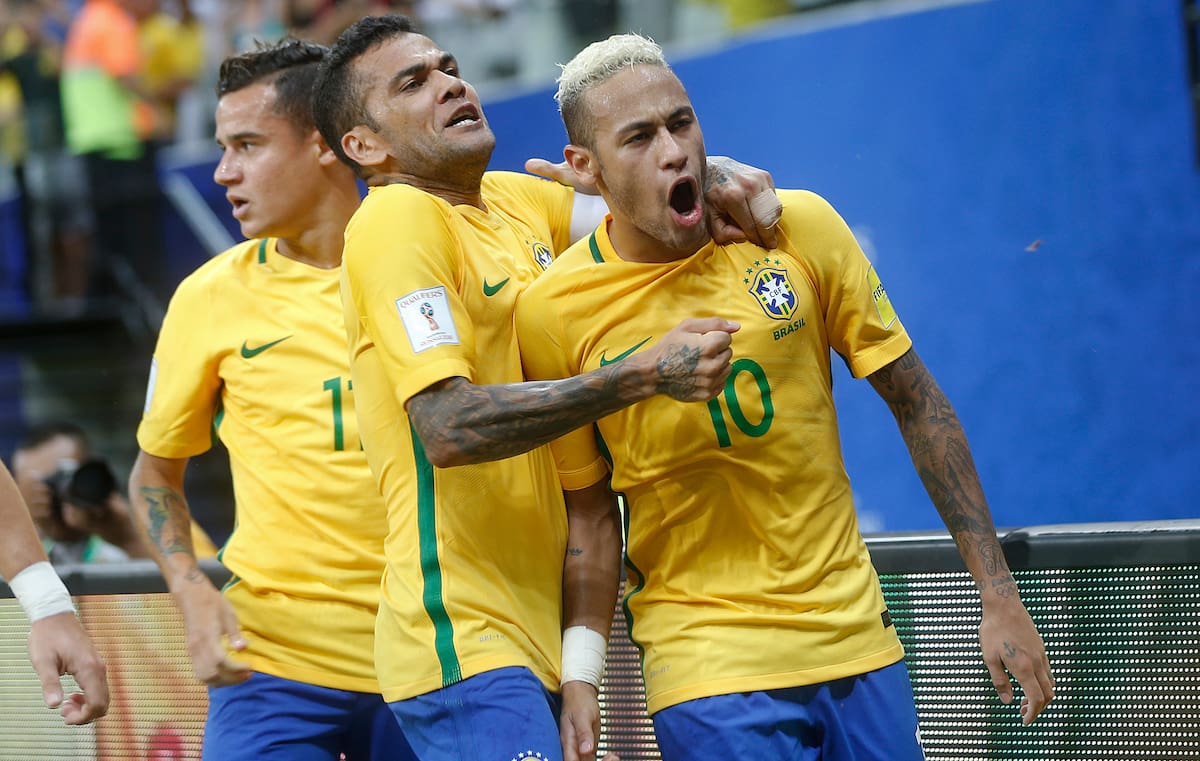 Dani Alves y Neymar con la Selección de Brasil en 2016. (AP Photo/Andre Penner)