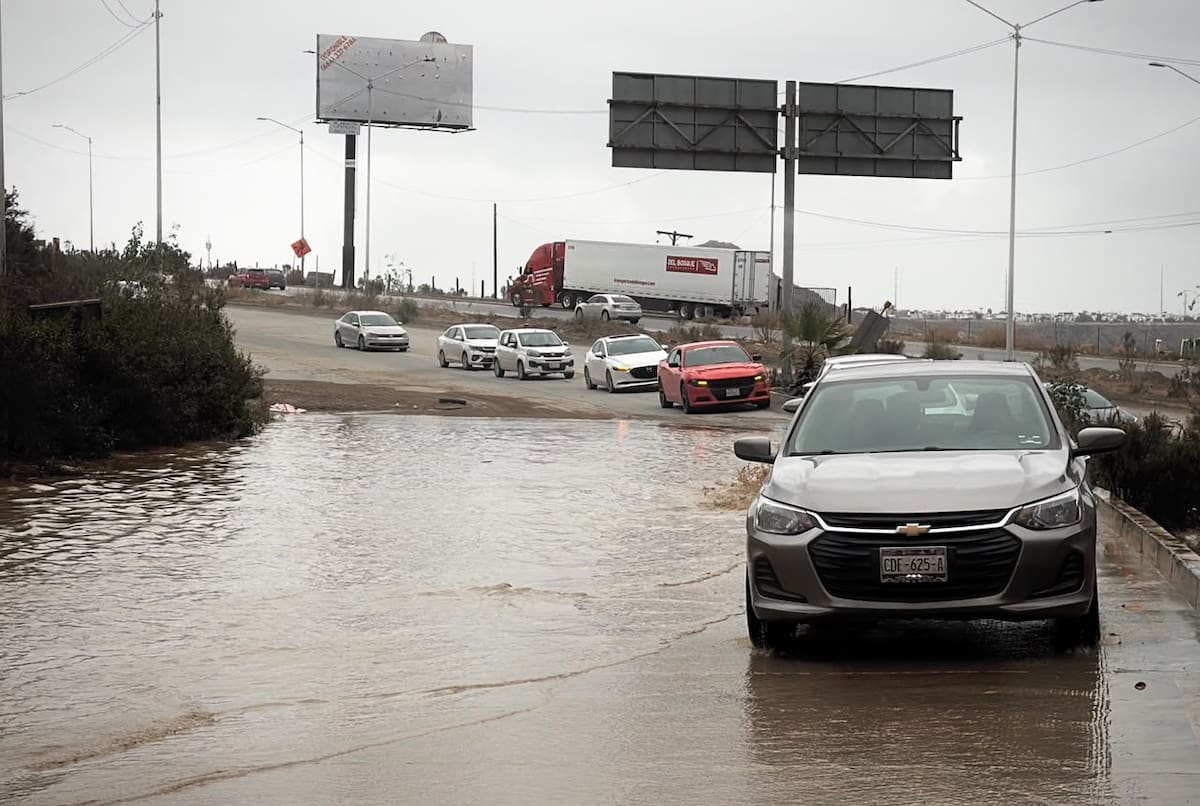 Las precipitaciones de la tormenta Rachel provocaron la formación de un socavón sobre la avenida Miguel Alemán y la inundación de la gaza que conecta el Bulevar 2000 con Limón Padilla rumbo a Otay. Foto: Cortesía / Border Zoom