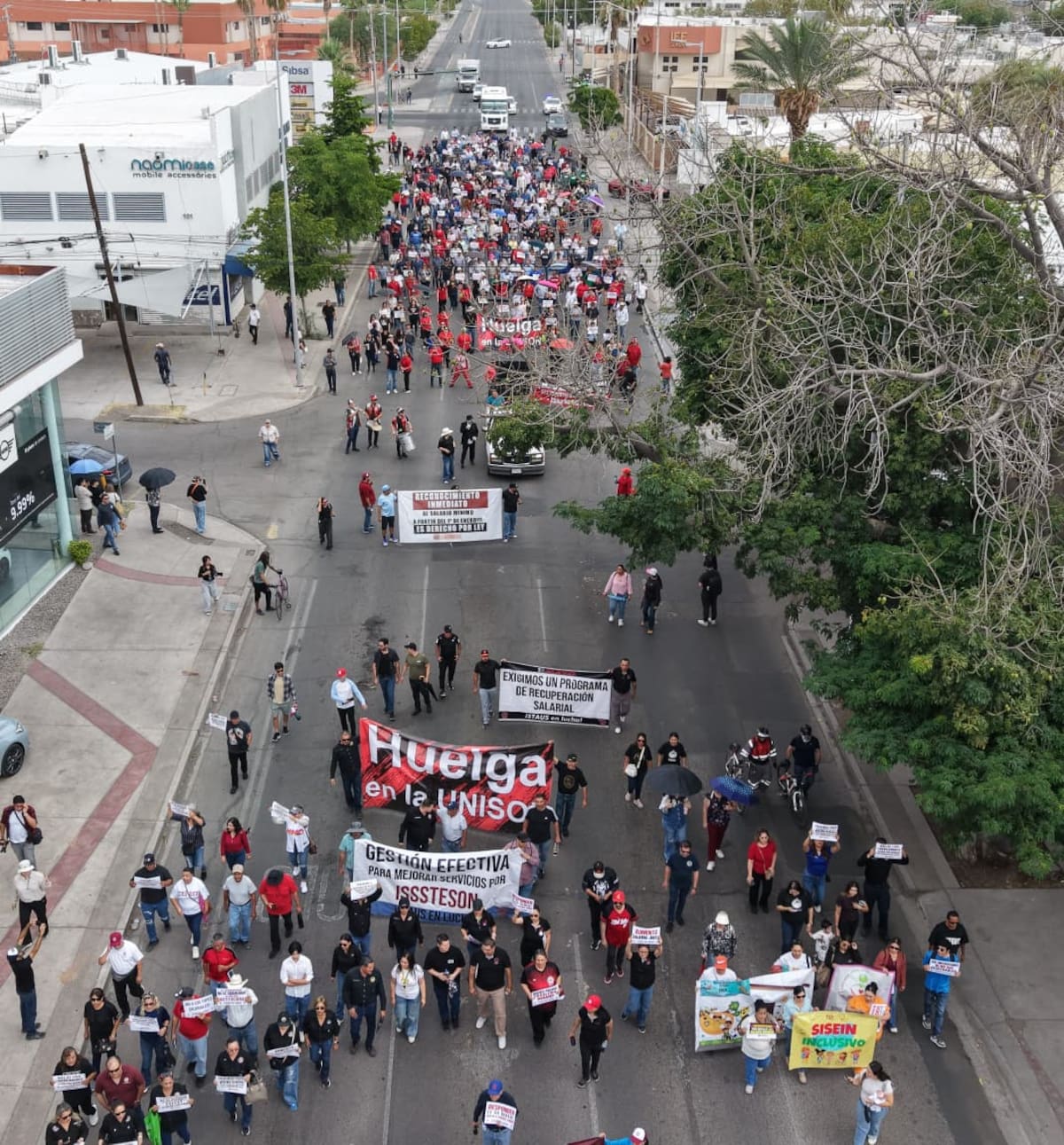 Trabajadores de los sindicatos de la Universidad de Sonora marcharon desde la Unison hasta el Palacio de Gobierno. FOTO: JULIÁN ORTEGA