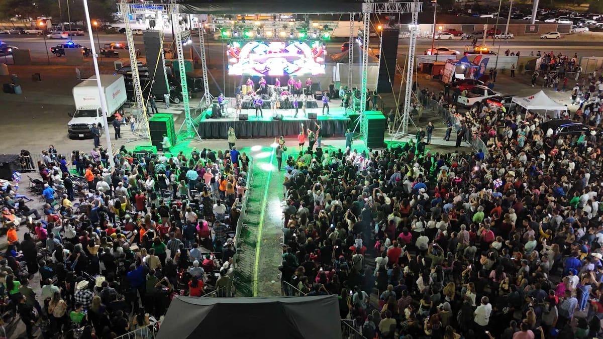 El baile inició desde las 20:00 horas en la Feria del Globo, Sonora Dinamita cerrando con broche de oro este evento en el estacionamiento de la Unión Ganadera. FOTO: Julián Ortega.