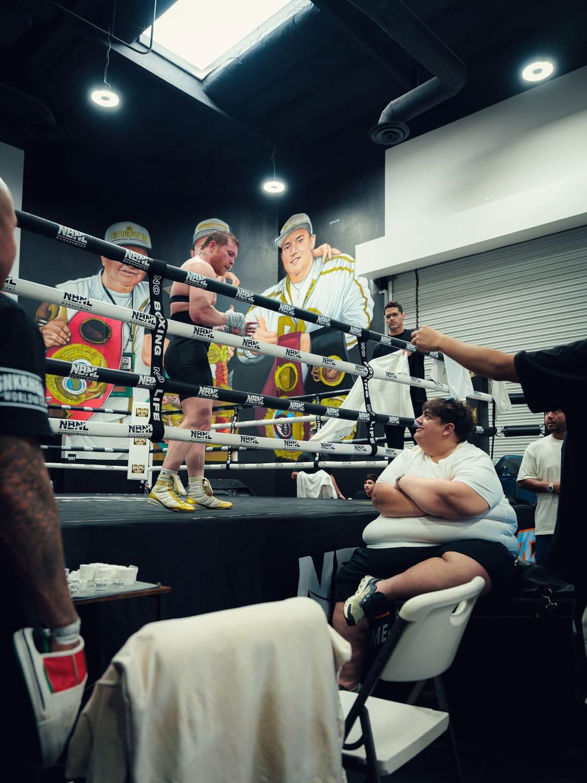 Desde el ring, 'Canelo' le explica las reglas del reto a 'Pol' Chavira. (Foto: IG @polchaviraa)