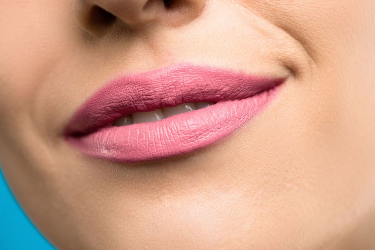 Labial mate en tonos rosa viejo: clásico y versátil
