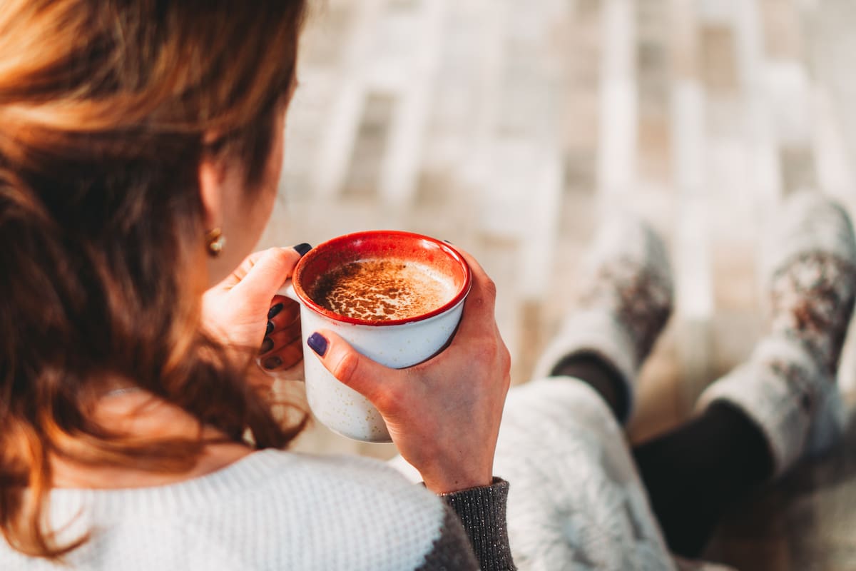 El café matutino podría mejorar el ánimo y reducir riesgos para la salud, revela nuevo estudio