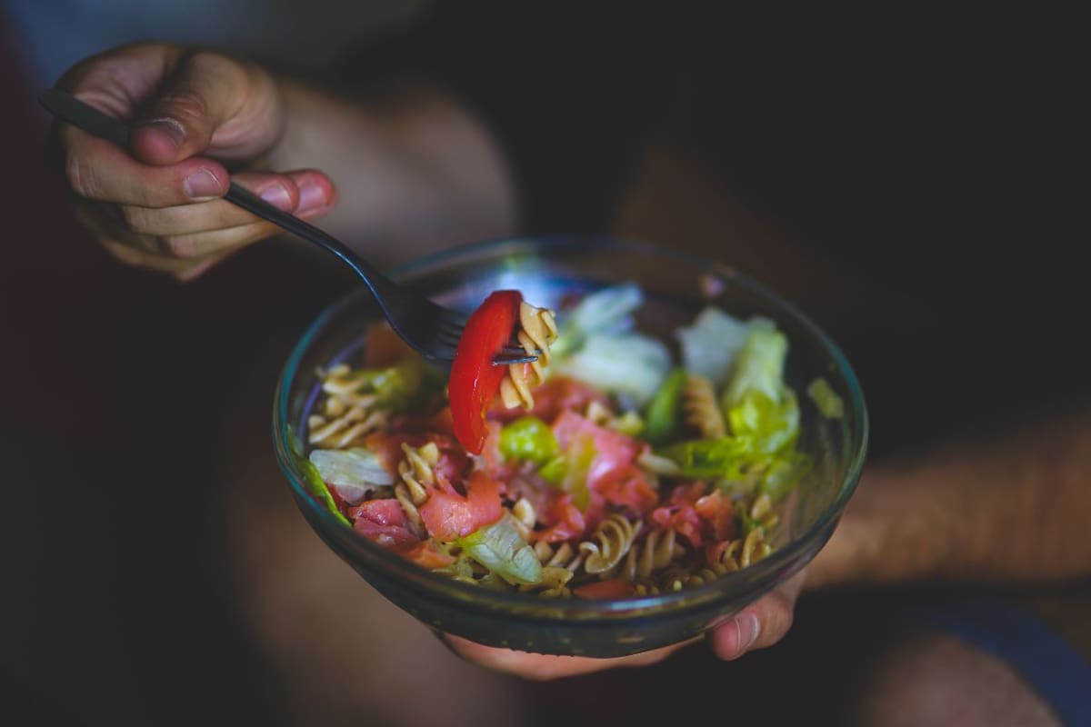 Cada vez más adolescentes recurren a la IA para planear sus dietas, una práctica que expertos consideran riesgosa