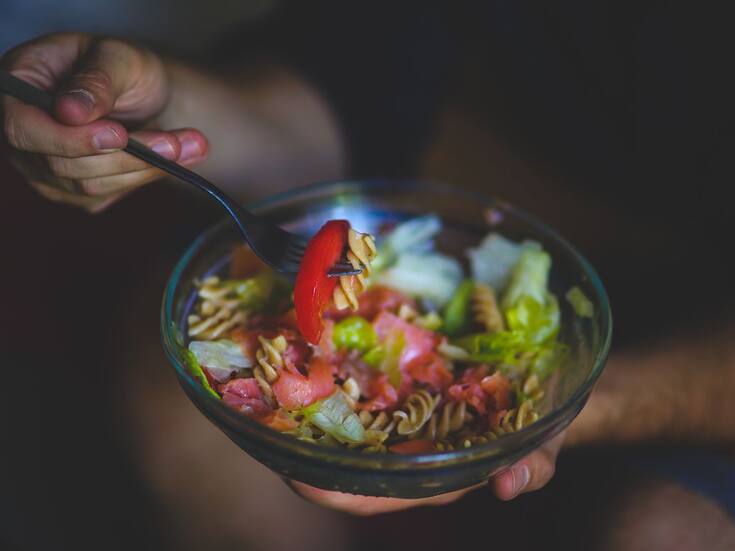 Cada vez más adolescentes recurren a la IA para planear sus dietas, una práctica que expertos consideran riesgosa