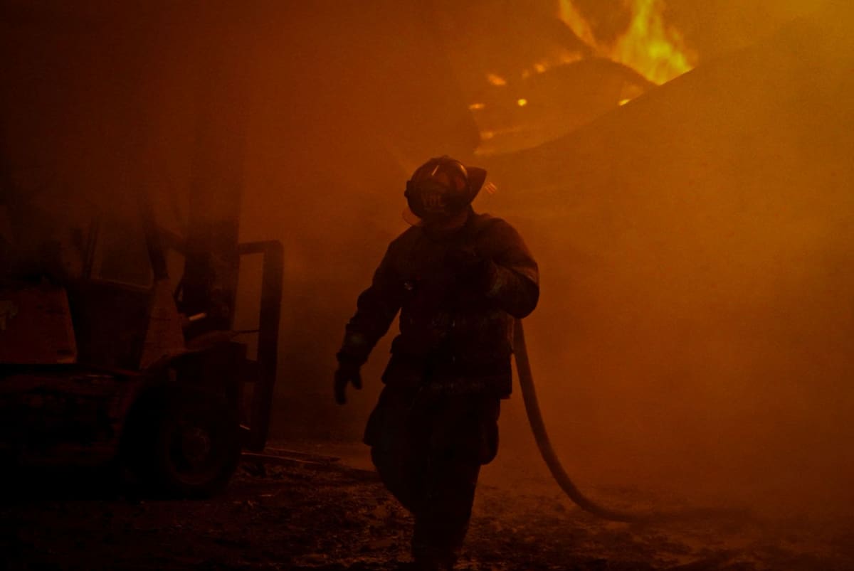 Una fábrica de tarimas ubicada en la colonia Ejido Ojo de Agua fue consumida por un incendio registrado durante la tarde. Foto: Leonardo González