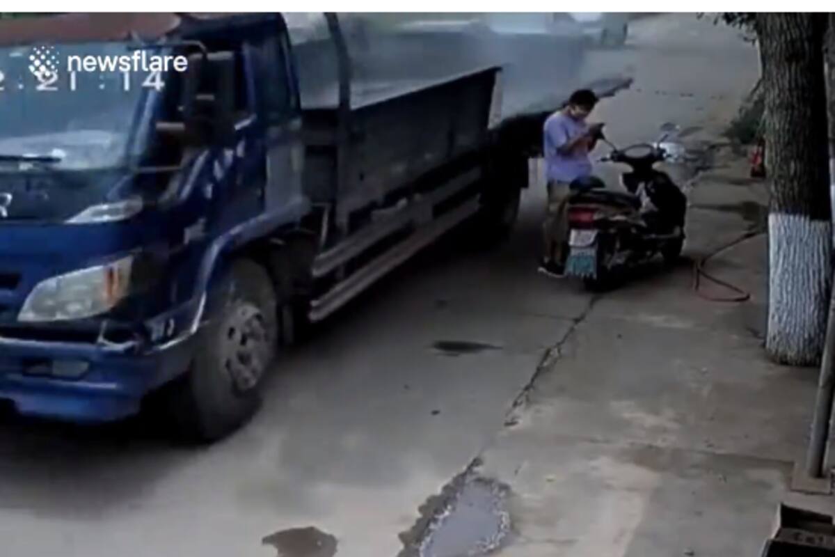 Terrible video: Puerta lateral de auto derriba a mujer mientras hablaba por teléfono al abrirse accidentalmente