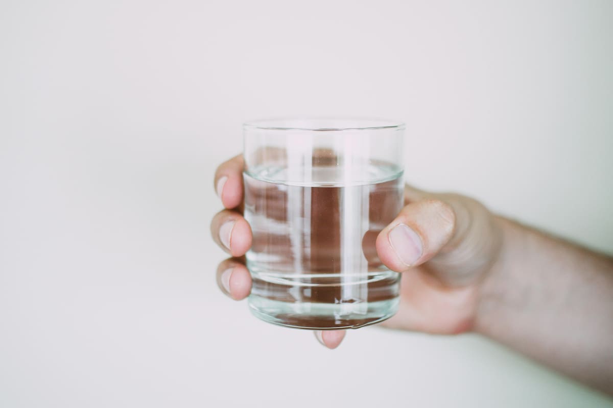 El hábito de tomar agua, es un beneficio para todos. Foto: Pexels
