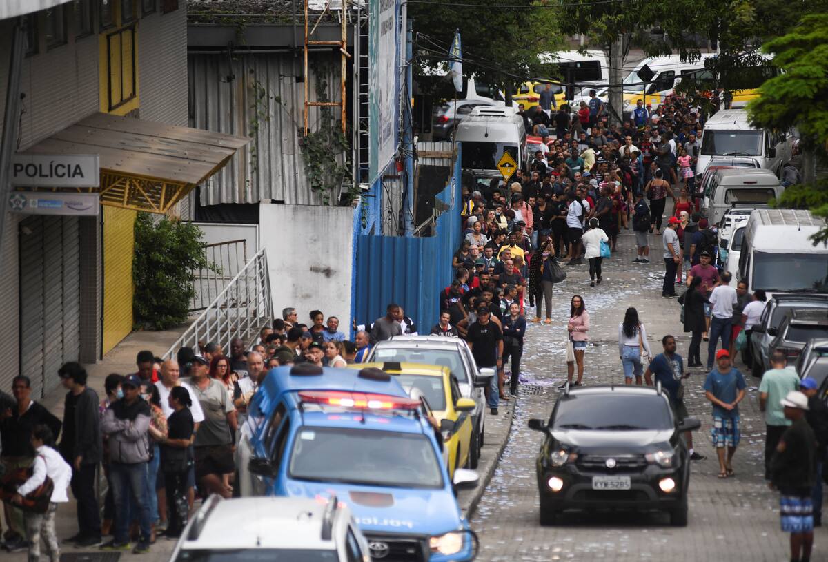 Personas fuera de un local de votación en Río de Janeiro, Brasil, 2 de octubre del 2022. REUTERS/Lucas Landau