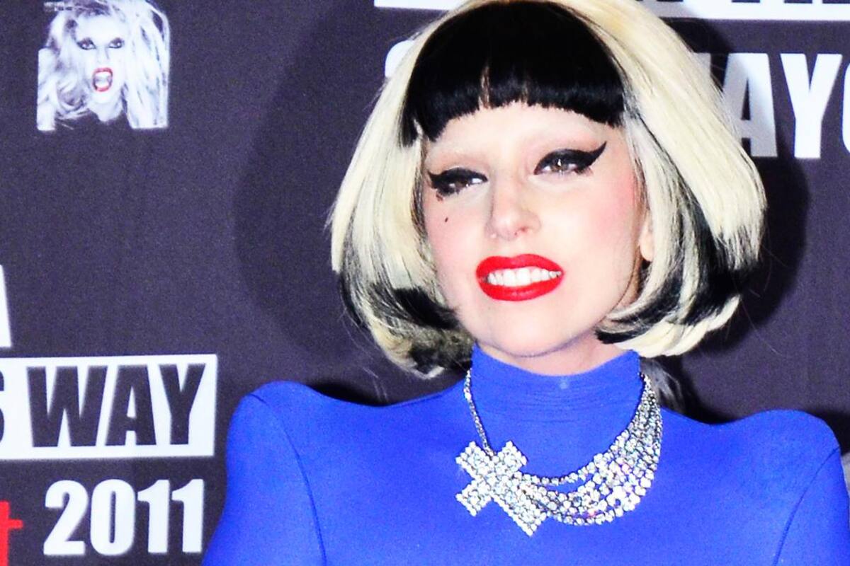 VIDEO: Lady Gaga sufre aparatosa caída del escenario por culpa de fan