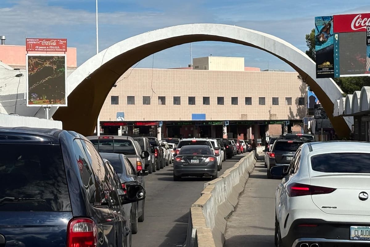 Regreso de connacionales colapsa garitas nogalenses