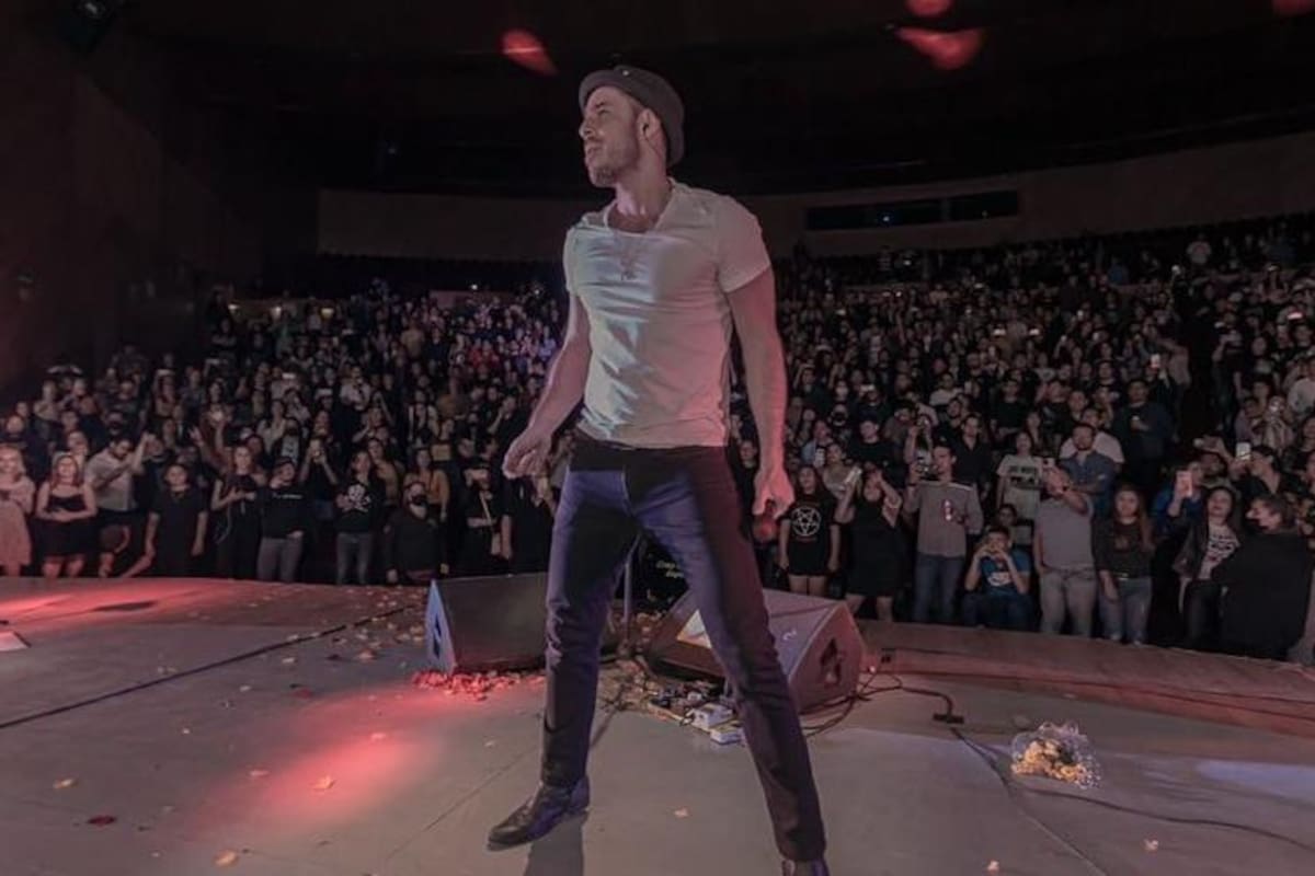 José Madero consuela a un fanático que lloró en su concierto