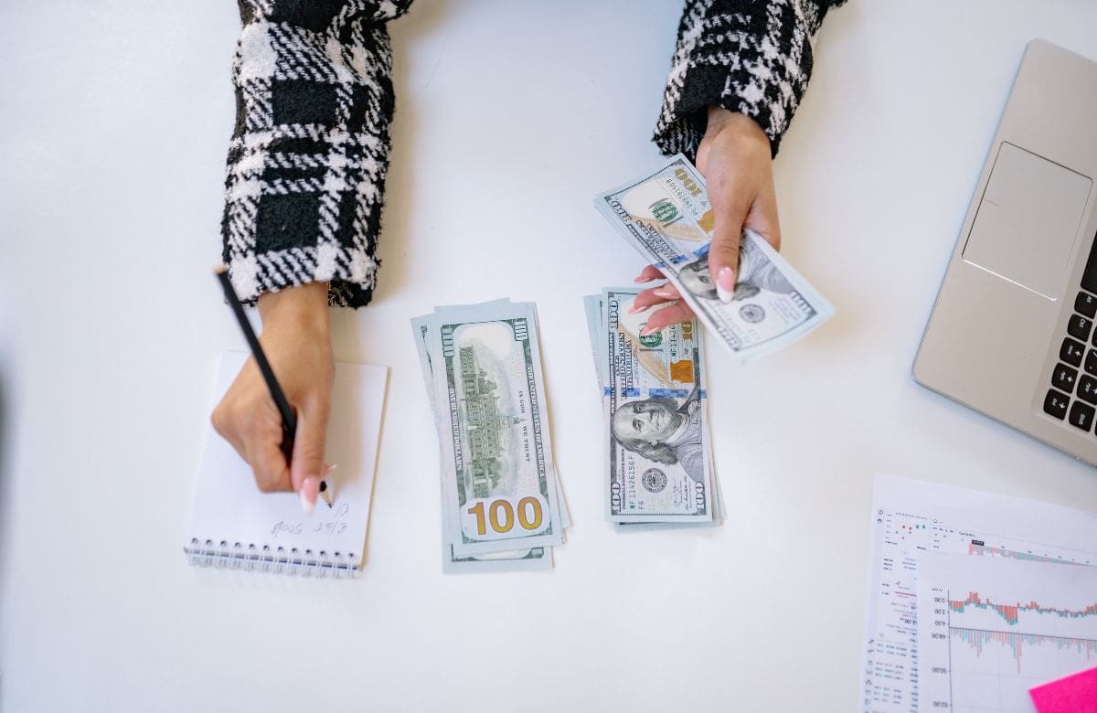 Por qué algunas personas acomodan sus billetes de menor a mayor, según la psicología | Foto: Especial (canva)