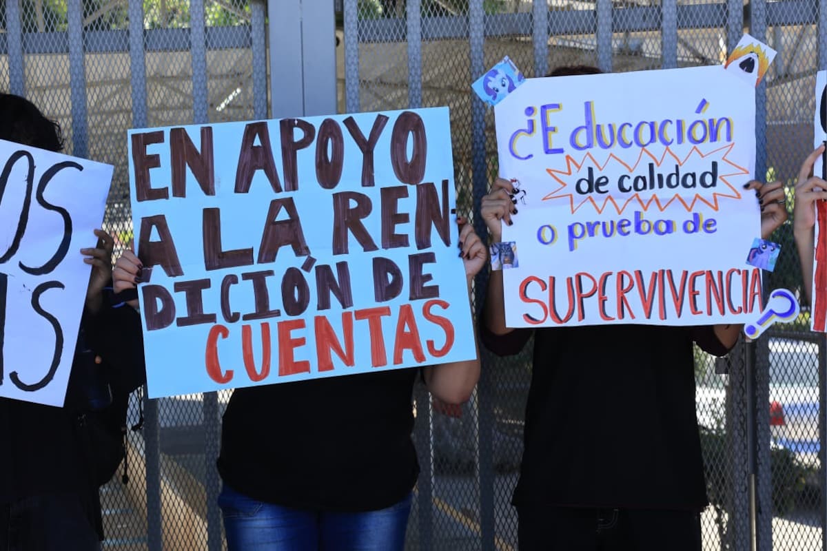 Estudiantes del Cobach Rubén Vizcaíno protestaron para exigir mejoras en las aulas, los baños y la atención académica. Foto: Sergio Ortiz