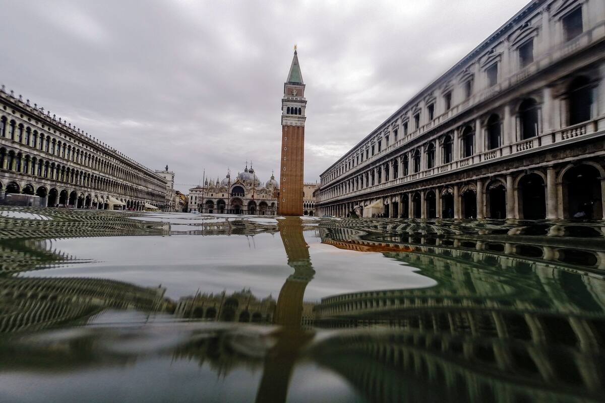 Venecia cierra la emblemática plaza de San Marcos tras fuerte inundación