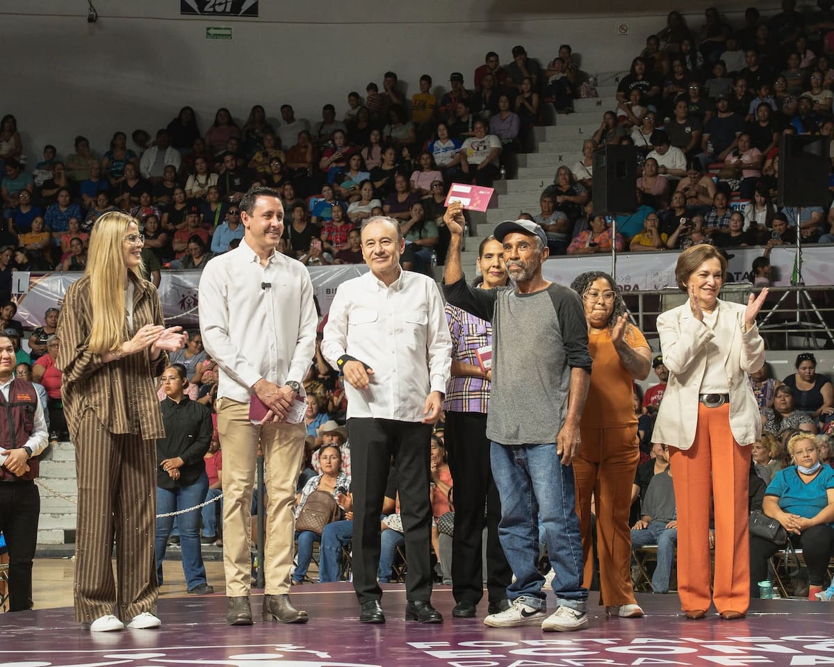 El gobernador Alfonso Durazo encabezó la entrega de 2 mil 400 Tarjetas de Oportunidades a familias del Sur de Sonora. FOTO: ESPECIAL