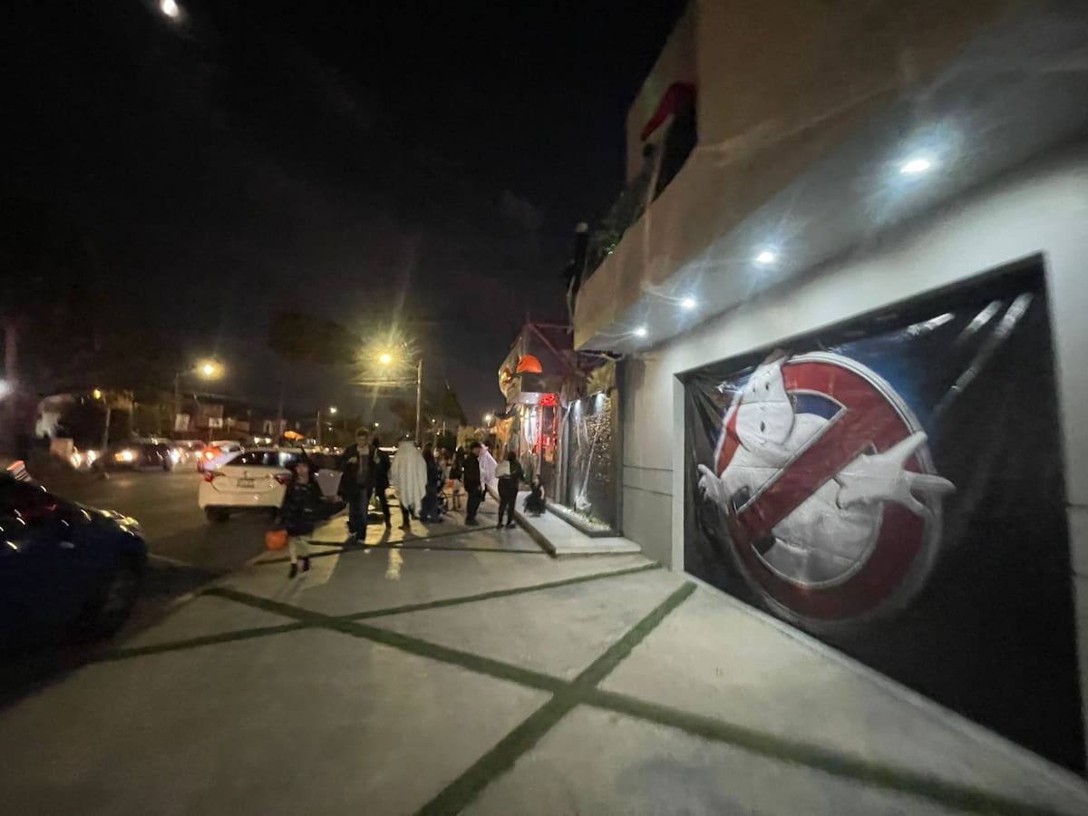 Pequeños llenaron de disfraces, risas y colorido las calles de la ciudad, desfilando acompañados de sus familias para celebrar una de las noches más esperadas del año. Foto: Alejandro Zepeda