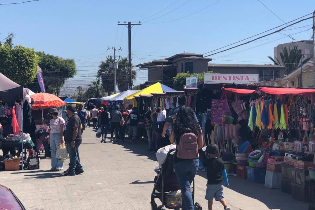 Buscan regularizar a vendedores de sobreruedas en Rosarito