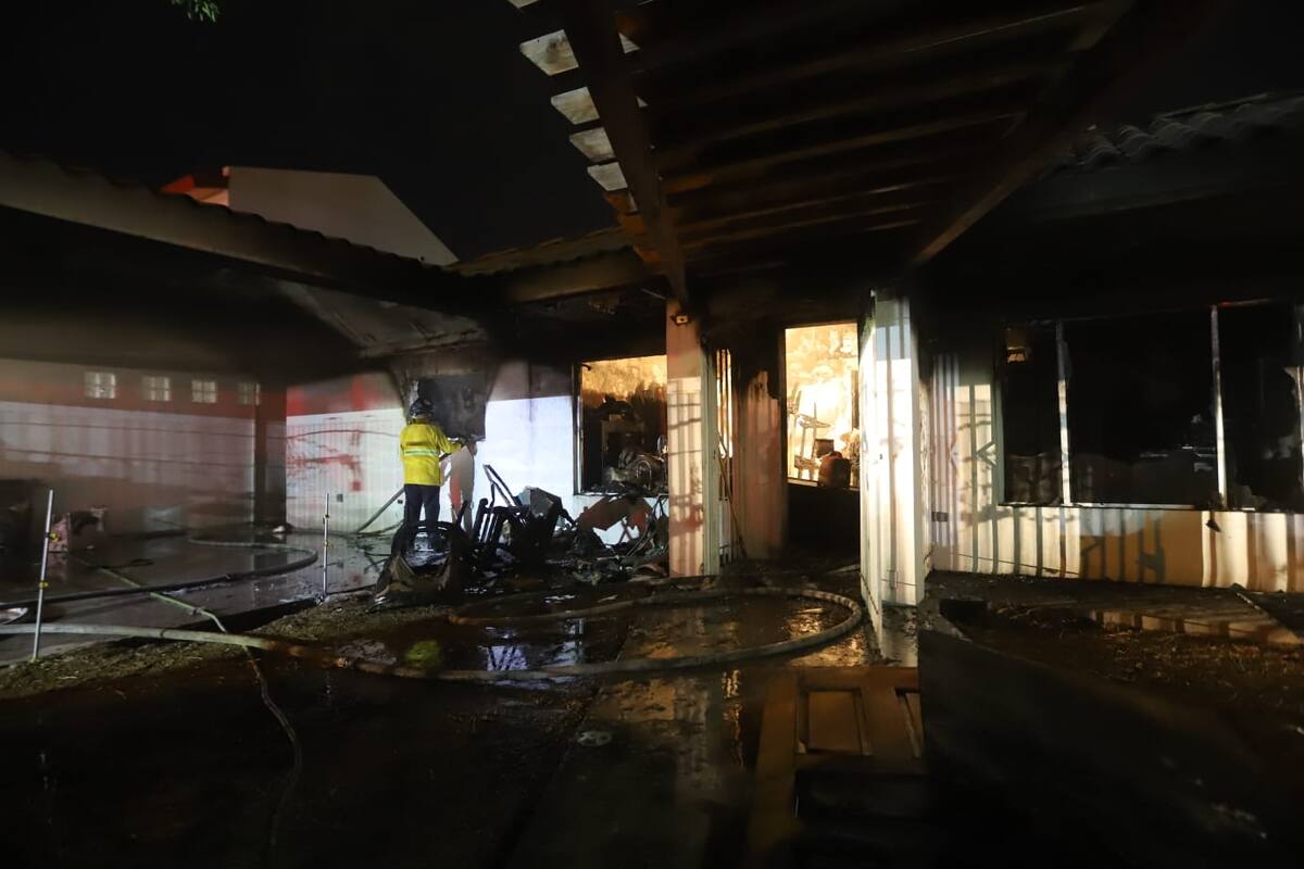 Casa es dañada por incendio en Villafontana; salvan bomberos a dos perros