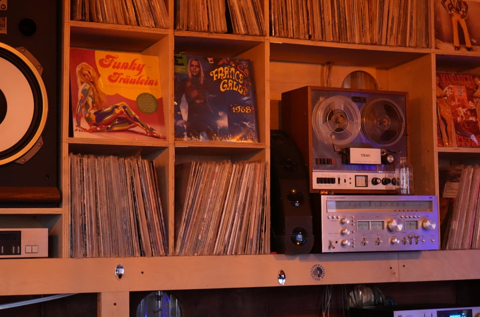 El espacio reúne a amantes del vinilo con música de los 70, 80, 90 y 2000. Foto: Carlos Cruz