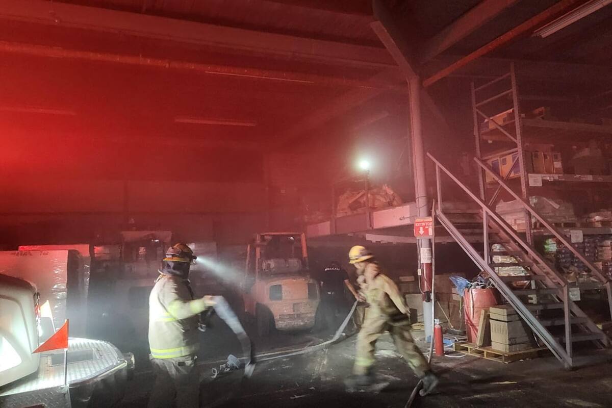 Incendio causa daños en tienda de ferretería