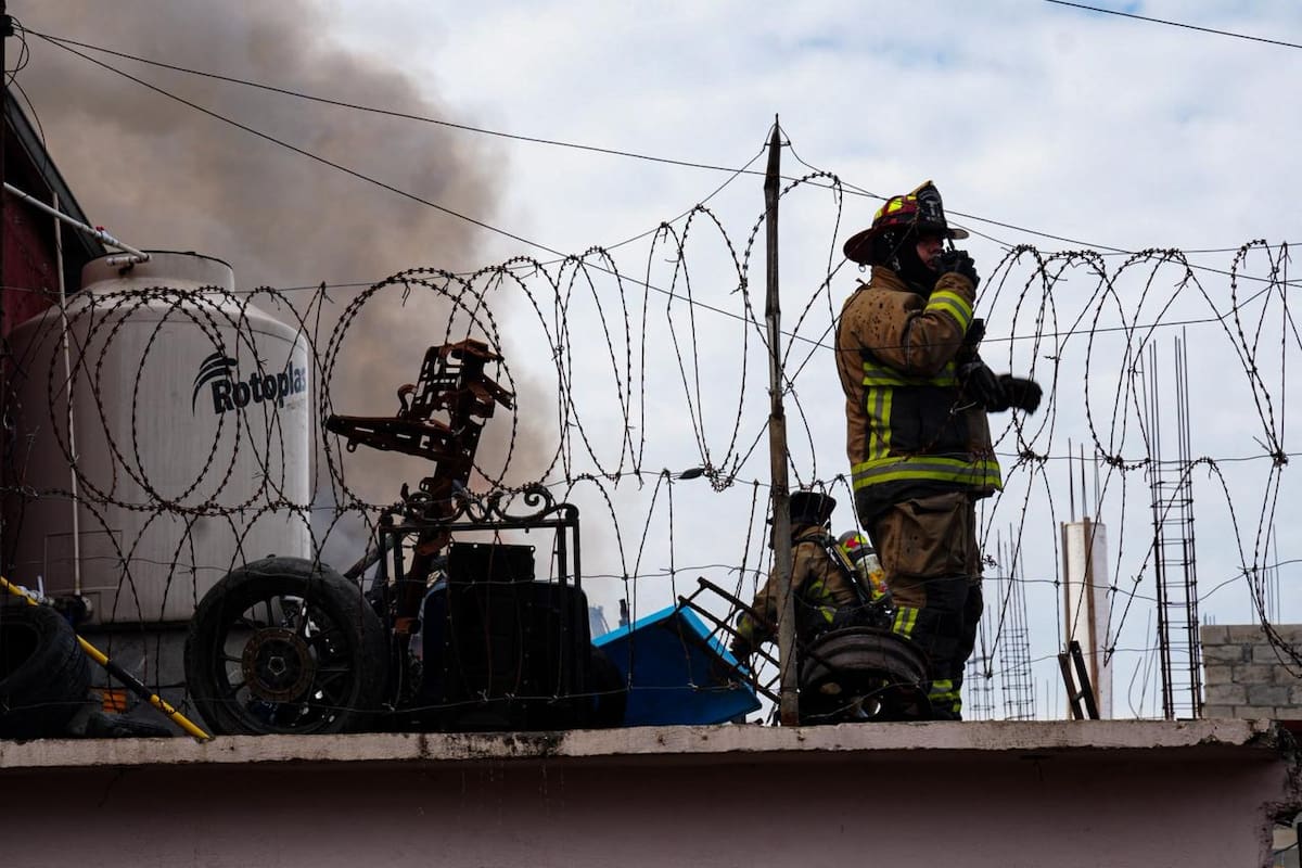 Incendio consume parte superior de un domicilio en colonia Vista Encantada