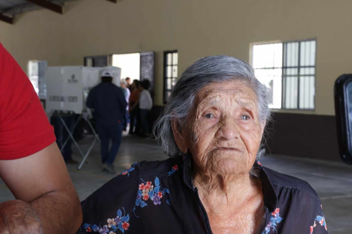 A sus 89 años, la señora Francisca Romero aún continúa yendo a votar en el municipio de Granados