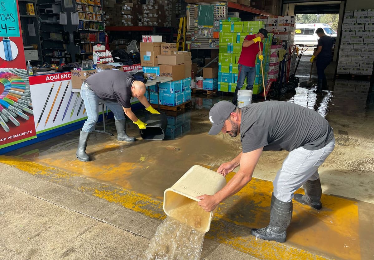 Los empleados tuvieron que sacar el agua del lugar.