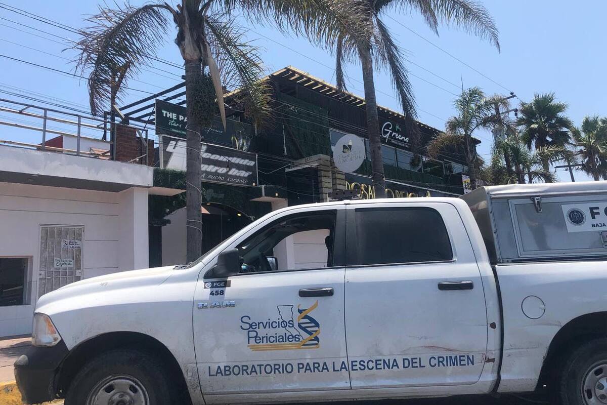 Investigan a policías municipales tras asesinato de hombre en bar de Rosarito