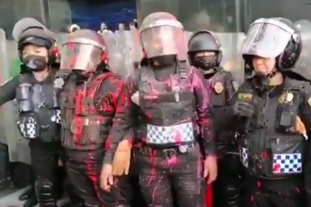 Humillan manifestantes a mujeres policía en marcha feminista en la CDMX