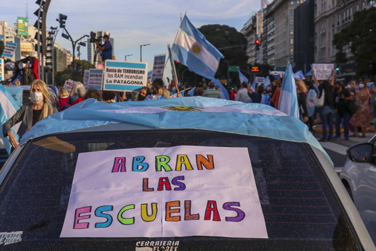 Coronavirus en Argentina: por qué ha generado tanta indignación (y una guerra entre el gobierno nacional y regional) el cierre de los colegios por la segunda ola de covid-19