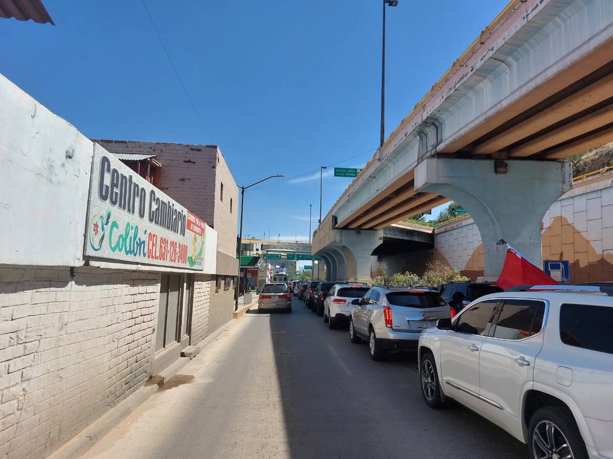Tanto por la garita De Mariposa como Dennis DeConcini, ayer durante toda la mañana y parte de la tarde se estaban registrando largas filas de automovilistas para ingresar a Estados Unidos