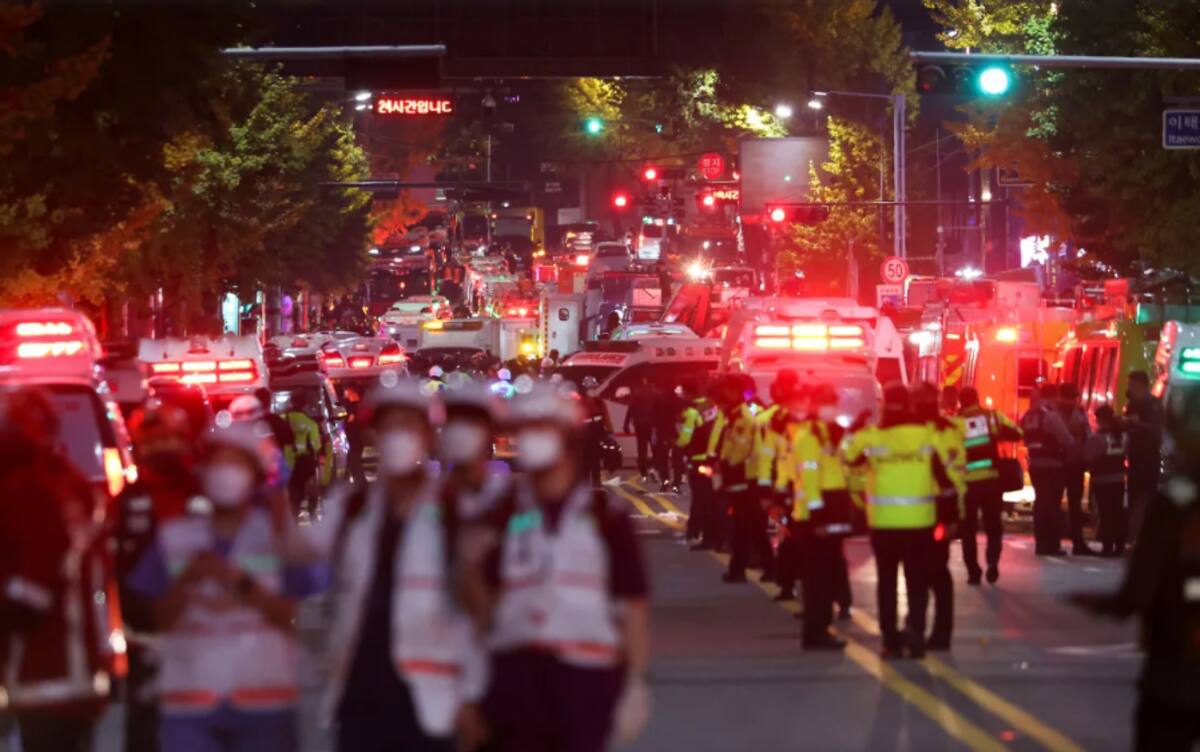 Los equipos de rescate trabajan en el lugar donde decenas de personas resultaron heridas durante un festival de Halloween en Seúl, Corea del Sur, el 29 de octubre de 2022./ Kim Hong-ji-Reuters