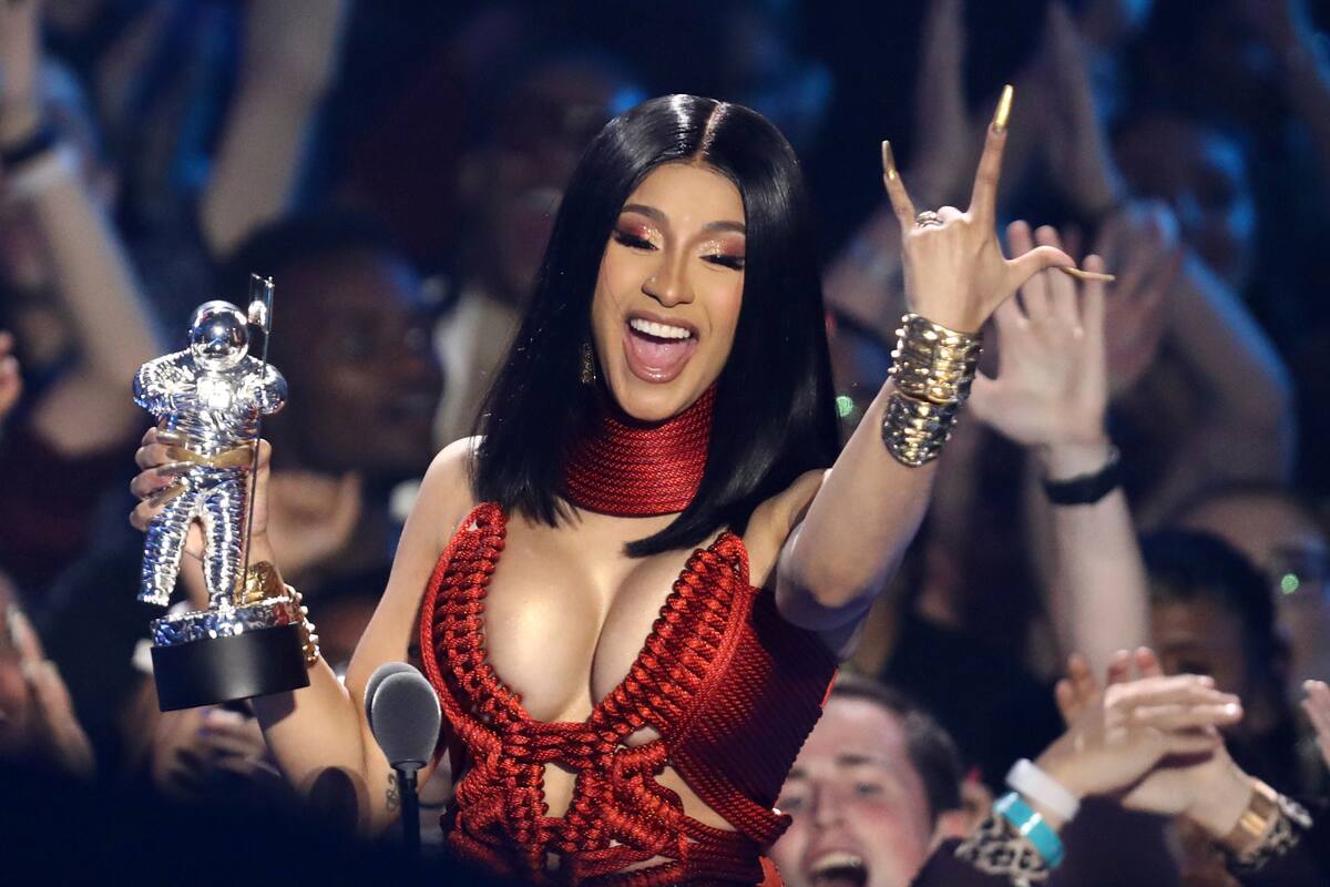 Cardi B dona botellas de suplemento alimenticio para personal médico