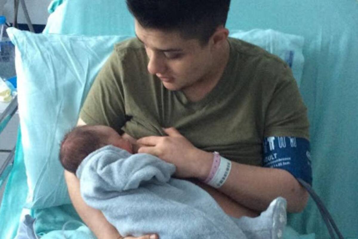 Papá trans calla críticas amamantando a su bebé