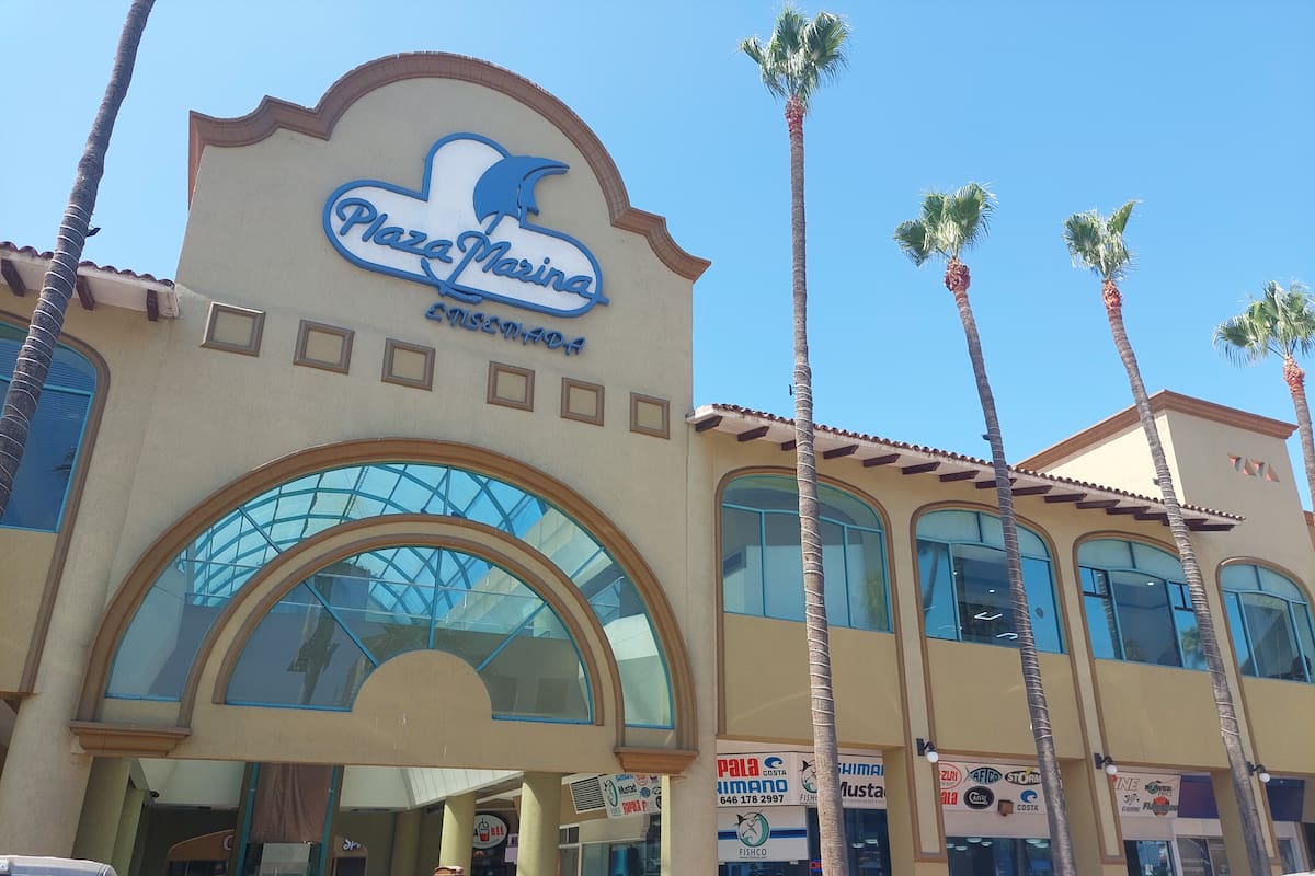 Están en riesgo comercios de Plaza Marina