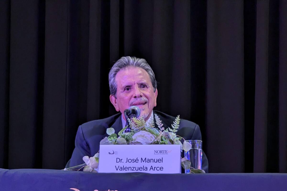 Entregan reconocimiento al Dr. José Manuel Valenzuela Arce